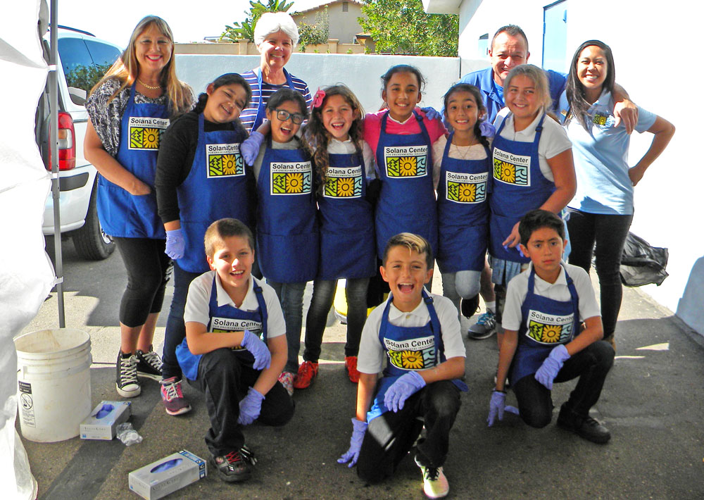 la-mirada-elementary-kids-waste-audit-blue-aprons SCHOOL (1)